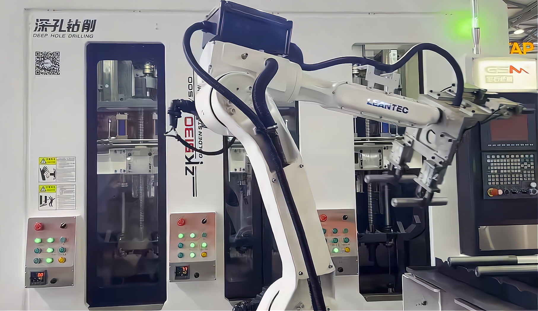 ZK5120×6/500 倒立六軸深孔鉆床配置六軸機(jī)器人，加工新能源電機(jī)軸單機(jī)自動(dòng)化
